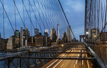 Obraz premium Brooklyn Bridge and Manhattan Skyline with Tribute in Light at Night