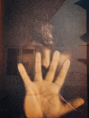 persona detras del cristal fotografia artistica cinematica