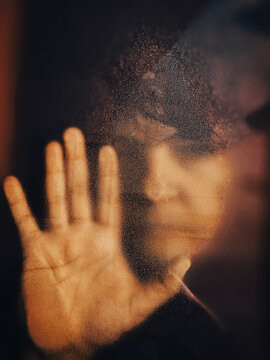persona detras del cristal fotografia artistica cinematica