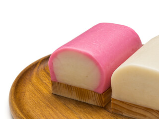 木皿に盛られた紅白かまぼこ