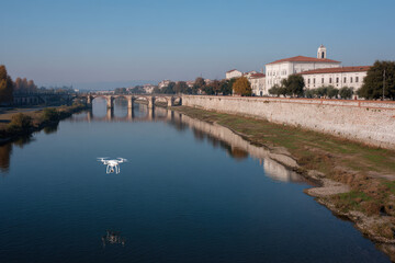 Obraz premium drone conducting structural analysis of ancient bridge utilizing ultrasonic technology