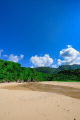  小川が流れる白砂の石垣島クリスタルビーチの夏の風景