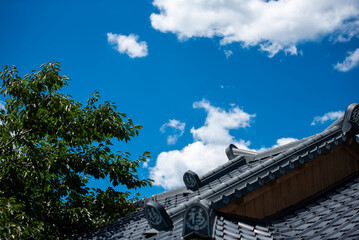 맑은 날의 기와지붕