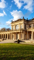Obraz premium Palace Building Exterior Sunny Day Park