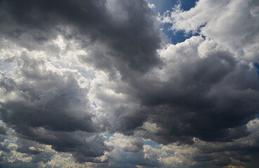 Obraz premium Dramatic cumulus clouds create a powerful effect against the blue sky, signifying change and movement. For news materials about climate.