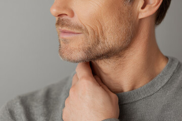 Obraz premium man gently places his hand on his neck showcasing moment of deep relaxation and tension relief