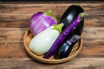 ざるに乗った色々な品種の茄子