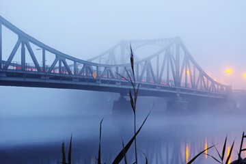 Glienicker Brücke im Morgengrauen mit Frühnebel auf der Havel
