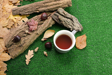 Ambientazione autunnale, tazza con bevanda calda 