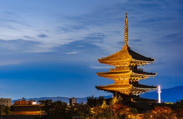 京都　八坂の塔　夜景