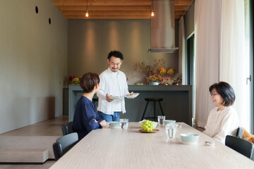 モダンなリビングダイニングで食事をする家族