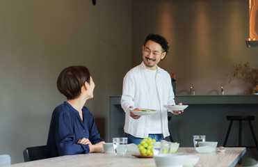 モダンなリビングダイニングで食事をする家族