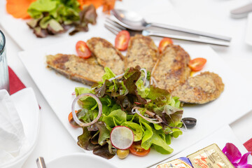 Vegetable salad and garlic bread