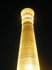 ライトアップされたカラーンミナレット（ウズベキスタン：ブハラ）