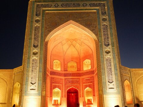 ライトアップされたカラーンモスク（ウズベキスタン：ブハラ）