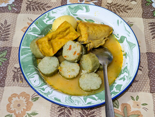 Indonesian chicken curry with rice cake and fried tofu