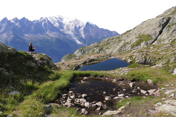 Silhouette d'une femme en m&eacute;ditation en haute montagne, devant le mont Blanc sans ciel