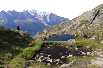 Silhouette d'une femme en méditation en haute montagne, devant le mont Blanc sans ciel