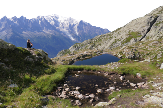 Silhouette d'une femme en méditation en haute montagne, devant le mont Blanc sans ciel