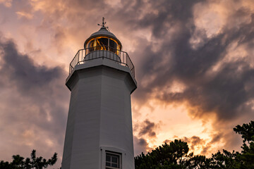 静岡市三保の松原に立つ清水灯台の夕暮れ
