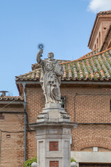 Obraz premium Alcala de Henares - May 5, 2025: Classic buildings in the historic center of Madrid, called Alcala de Henares, Spain