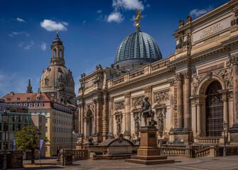 Obraz premium Lipsiusbau und Frauenkirche in Dresden