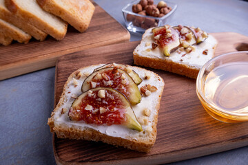 sandwich with figs and honey