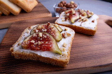 sandwich with figs and honey