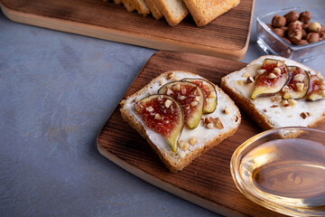 sandwich with figs and honey