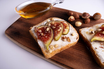 sandwich with figs and honey
