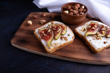 sandwich with figs and honey