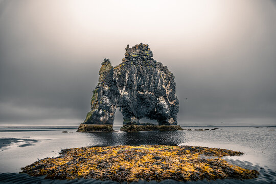 Cattura della roccia Hvitserkur dalla spiaggia.