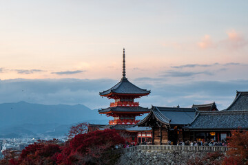 Obraz premium Red pagoda tower at Kyoto’s historic Kiyomizu-dera
