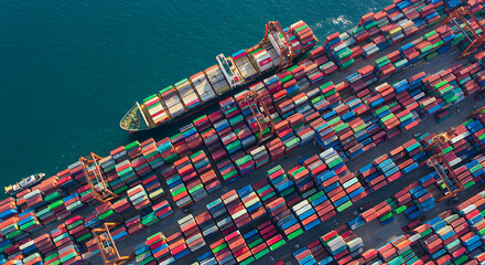 Aerial view of dozens of containers blocking the exit of a cargo ship, with international trade symbols.