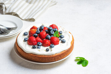 Sponge cake with cream cheese and fresh berries