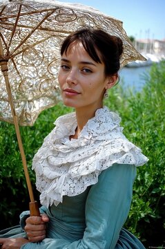 Femme elegante en robe d'arlesienne tenant une ombrelle dentelle