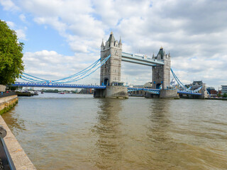 Obraz premium A cityscape view of the city of London with Tower Bridge over the river Thames.