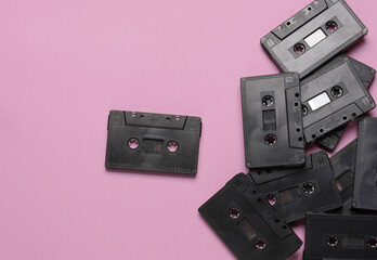 Obraz premium Black retro audio cassettes on pink background