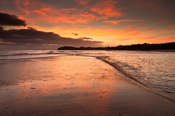 Obraz premium Guidel Morbihan Clohars Carnoet Finistere Fiery Red Sunset Over Sandy Atlantic Beach