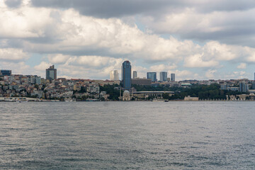 Fototapeta premium Панорама набережной Ортакёй в Стамбуле с контрастом архитектур