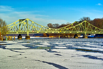 Glienicker Br&uuml;cke im Winter mit Schnee und Eis auf der Havel