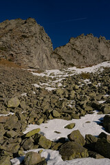 rochers de montagne enneigée
