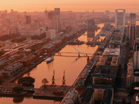 Puerto Madero y sus diques en un atardecer de la ciudad de buenos aires