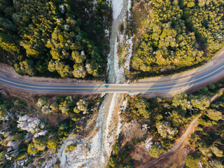 Vista aerea de la cruce de puente sobre un rio en la ruta nacional 40 de argentina perteneciente a la zona de la Patagonia