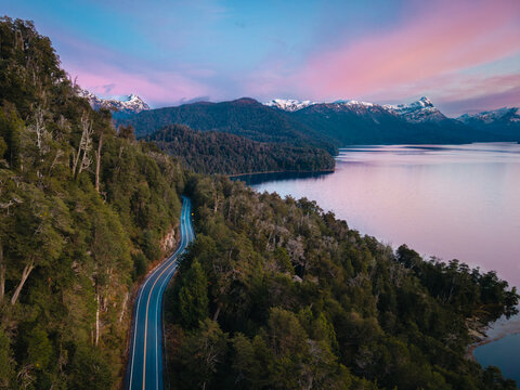 Ruta a Chile desde Villa La Angostura, al amanecer con el lago espejo a su derecha