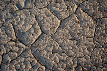 Risse und tiefe Furchen nach starkem regen im Boden