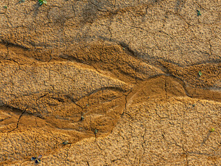 Risse und tiefe Furchen nach starkem regen im Boden