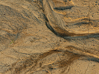 Risse und tiefe Furchen nach starkem regen im Boden