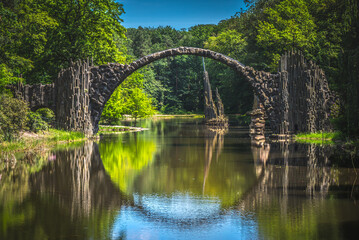 Diabelski Most (niem. Rakotzbrücke) w Kromlau, Niemcy © grzegorz_pakula