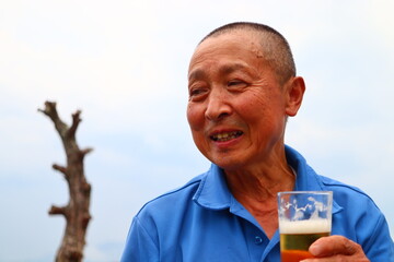 ビール、お酒を飲んで笑顔のおじさん